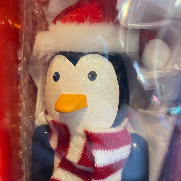 Penguin Nutcracker - Picture 3 of 4